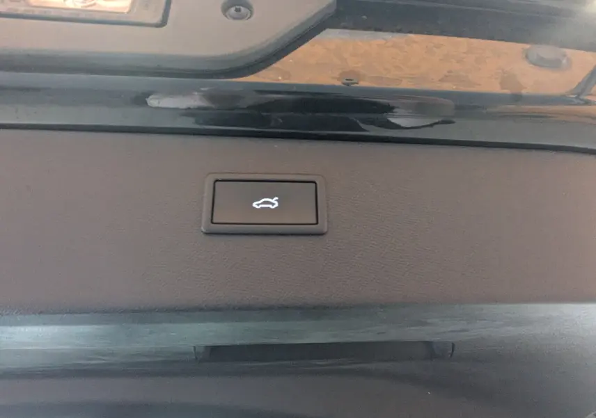 Bouton d'ouverture électrique du hayon sur la partie intérieure du coffre du CUPRA Formentor gris magnétique.