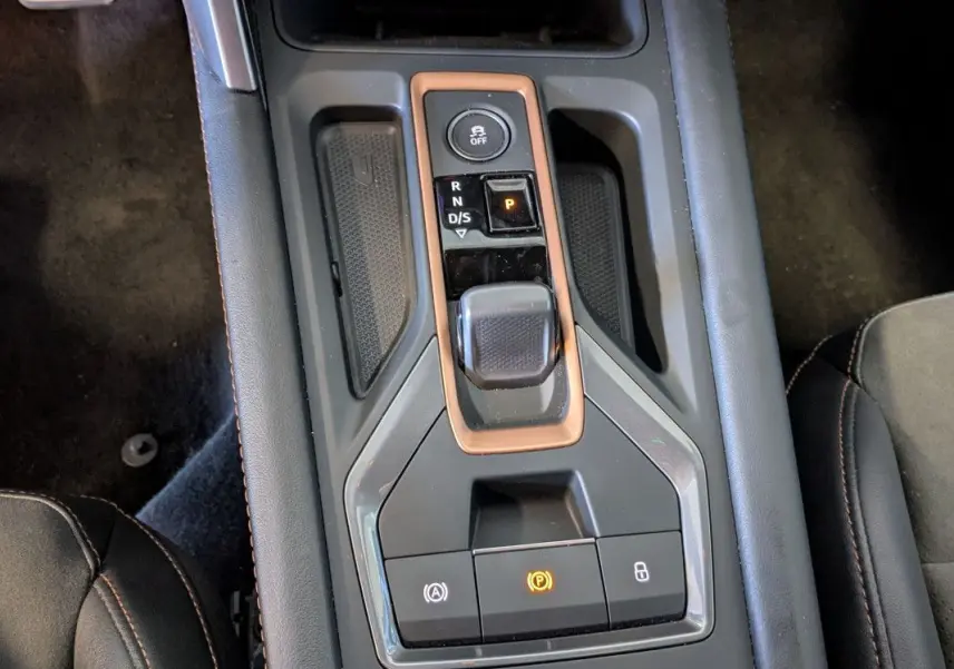 Gros plan sur la console centrale de la CUPRA Formentor 2.0 TDI 150 DSG7 noire avec levier de vitesse et commandes électroniques.