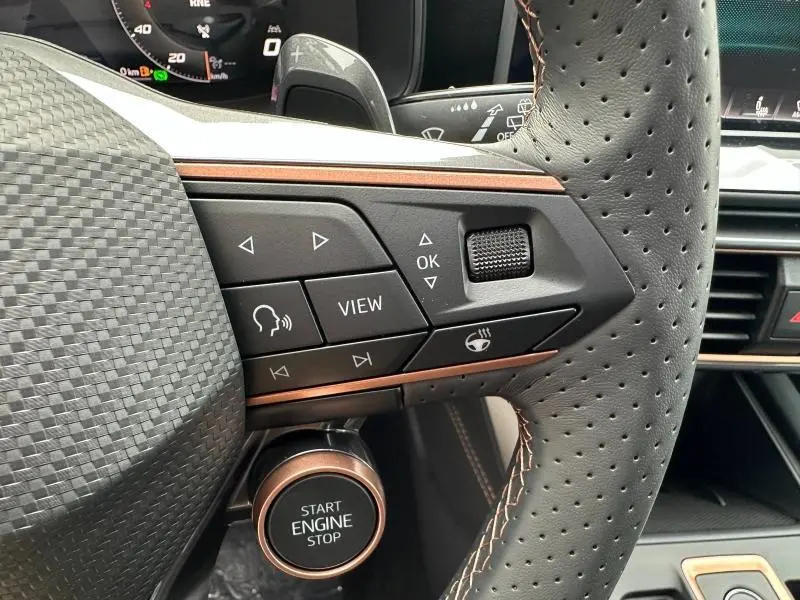 Gros plan sur le volant perforé avec commandes multifonctions et bouton Start Engine Stop du CUPRA Formentor gris Graphène.