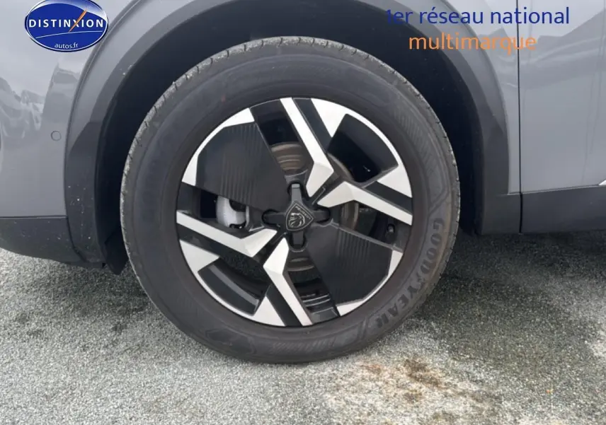 Gros plan sur la roue avant droite du Peugeot 2008 gris sélénite avec jante alu au design moderne.