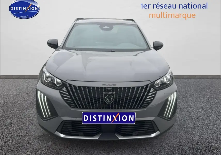 Vue avant du Peugeot 2008 gris sellenium avec calandre verticale et feux LED diurnes en griffes distinctifs.