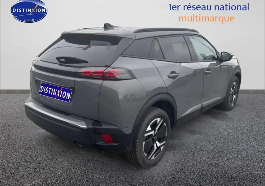 Peugeot 2008 gris sélénite en 3/4 arrière droit, avec feux arrière LED et jantes alliage distinctives.