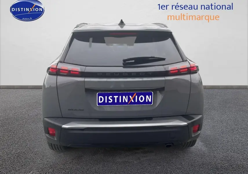 Vue arrière d'un Peugeot 2008 gris sellenium avec feux arrière LED et lunette arrière teintée.