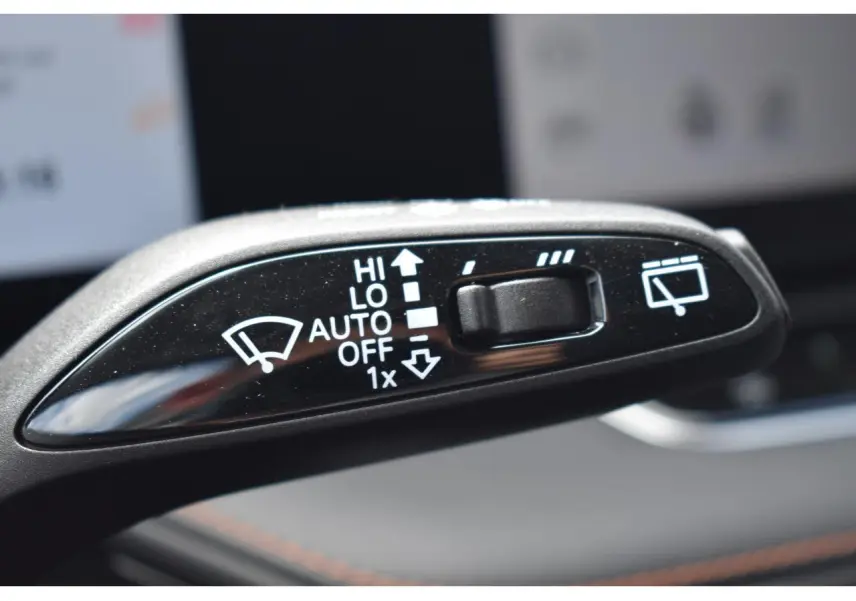 Gros plan sur la commande des essuie-glaces du MG MOTOR EHS 1.5 Hybrid+ 224 ch Luxury, intérieur noir.