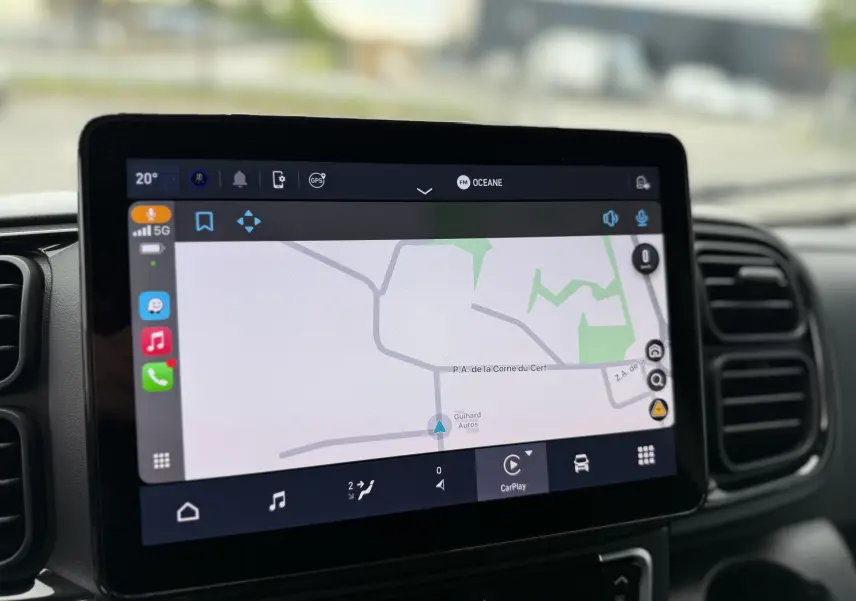 Écran tactile central affichant la navigation GPS dans l'habitacle du Citroën Jumper L3H2 blanc 2025.