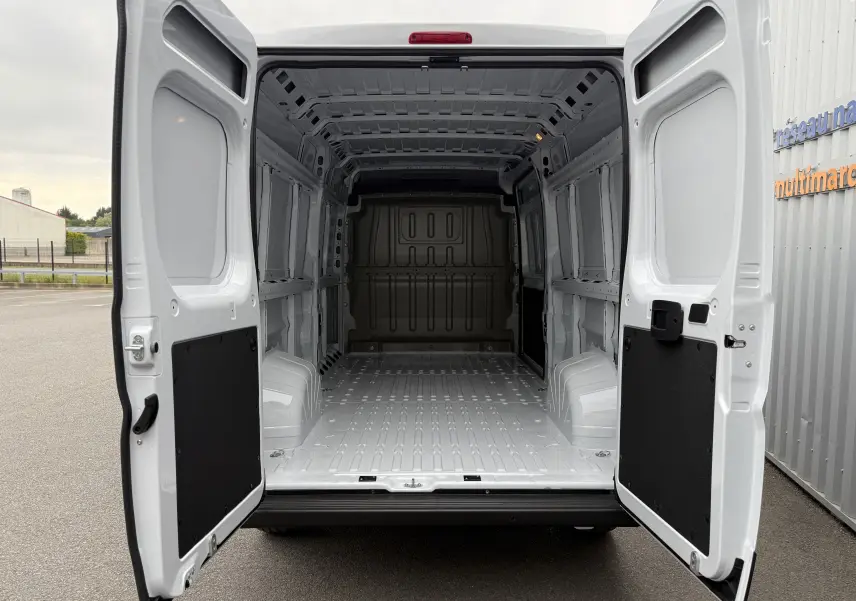 Vue arrière ouverte du Citroën Jumper L3H2 blanc 2025 montrant l'espace de chargement vide et métallique.