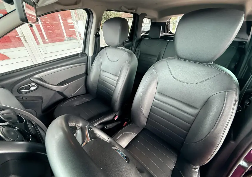 Vue intérieure sur les sièges avant en cuir noir du Dacia Duster 2017, côté conducteur et passager visibles.