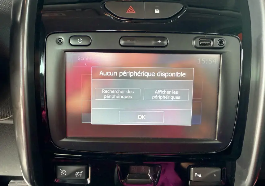 Écran tactile central du Dacia Duster noir métal 2017 affichant un message d'absence de périphérique connecté.