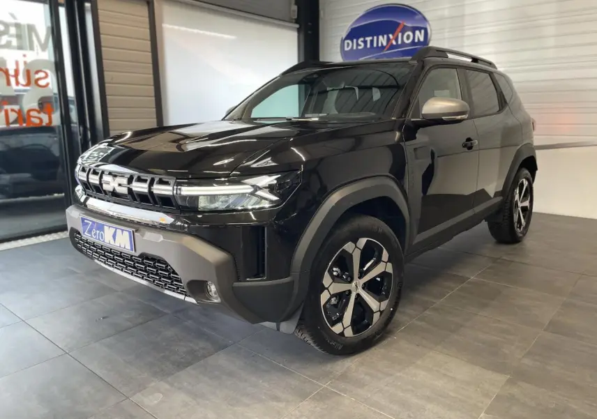 SUV Dacia Duster 2025 noir métallisé vu en 3/4 avant droit avec jantes alliage et barres de toit noires