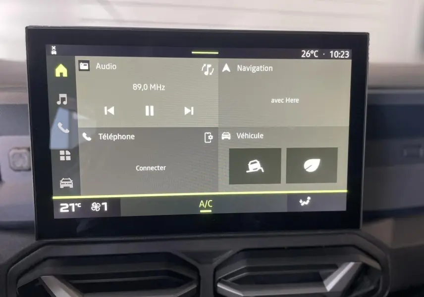 Écran tactile central 10 pouces du Dacia Duster 2025 affichant navigation, audio et réglages climatisation.