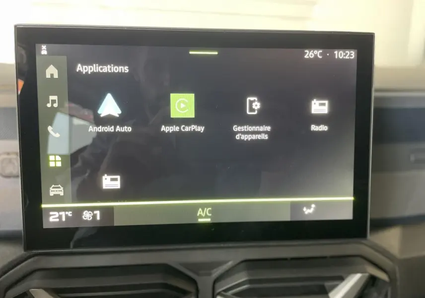 Écran tactile central 10 pouces du Dacia Duster noir métallisé, affichant les applications Android Auto et Apple CarPlay.
