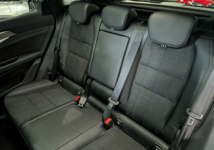 Vue rapprochée des sièges arrière en cuir noir et tissu du Renault Austral E-TECH Full Hybrid 2024.