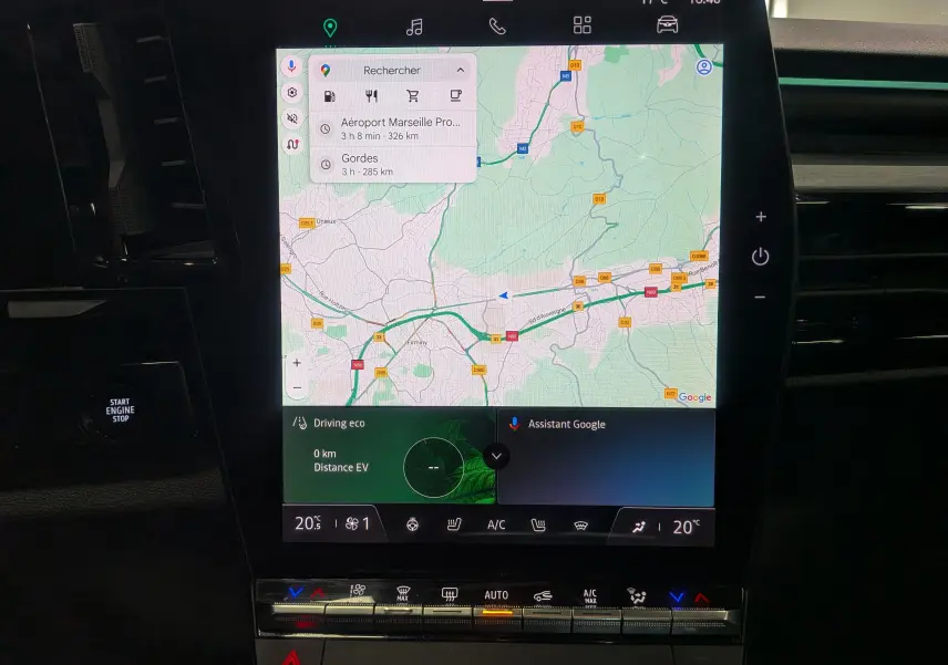 Écran tactile central du tableau de bord du Renault Austral gris Schiste, affichant la navigation GPS et commandes climatisation.