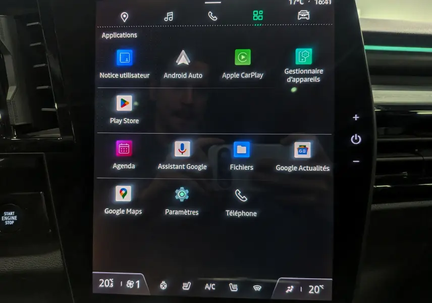 Écran tactile central du Renault Austral E-TECH 2024 affichant les applications connectées et commandes climatiques.