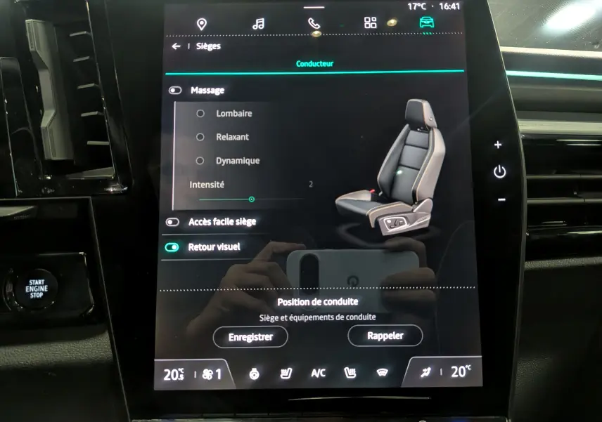 Écran tactile central du Renault Austral E-TECH gris, affichant les réglages de massage et position du siège conducteur.