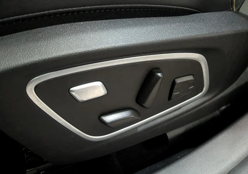 Commandes de réglage électrique des sièges en cuir noir dans une Renault Austral E-TECH Gris Schiste 2024.