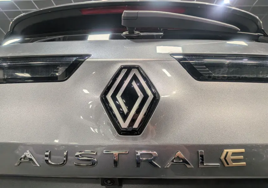 Gros plan sur l'arrière gris schiste du Renault Austral 2024 avec logo et lettres chromées distinctives E-Tech.
