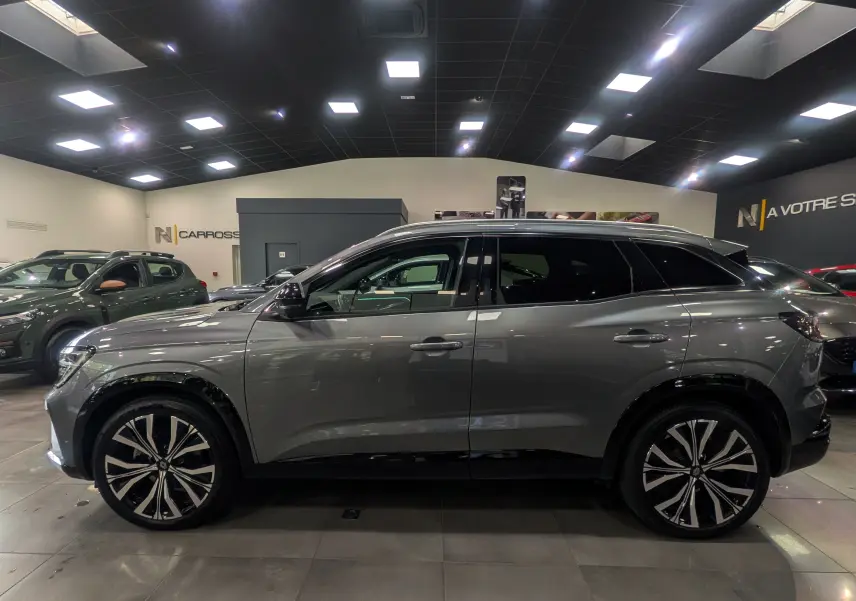 Profil côté gauche du Renault Austral E-TECH gris schiste 2024 en finition ICONIC avec jantes biton élégantes.