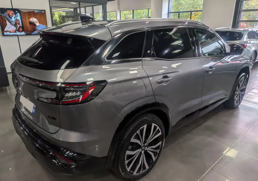 Renault Austral E-TECH gris schiste en 3/4 arrière droit, avec jantes alliage bicolores et vitres teintées.