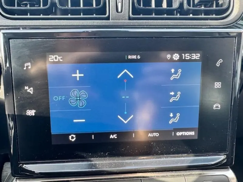 Écran tactile central de la Citroën C3 2021 montrant les commandes de climatisation avec interface bleue.