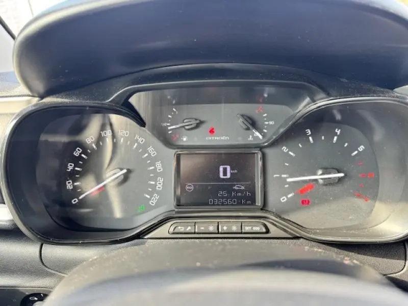 Vue rapprochée du tableau de bord numérique de la Citroën C3 2021, affichant vitesse et compte-tours.