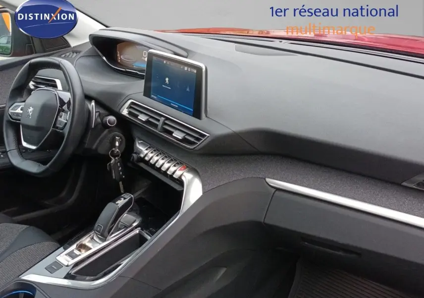 Intérieur du Peugeot 3008 rouge foncé, vue côté conducteur sur le tableau de bord et la console centrale moderne.