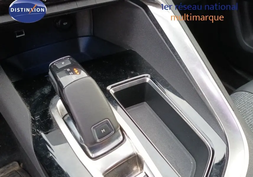 Le levier de vitesses automatique du Peugeot 3008 PureTech 130ch Allure, vu en gros plan côté console centrale.