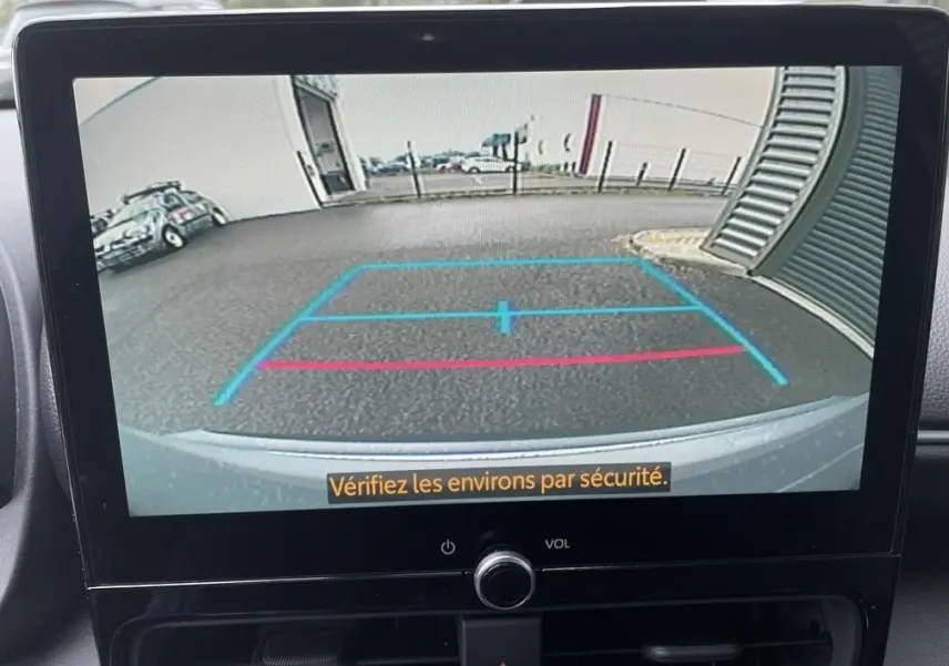 Vue arrière caméra de recul du Toyota Yaris Cross gris clair, affichage des lignes de guidage sur écran tactile.