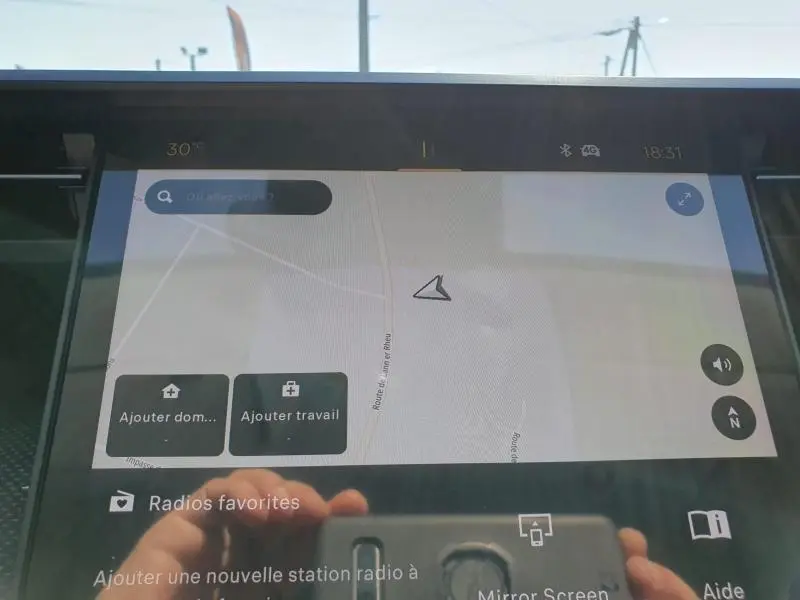 Écran tactile du système de navigation du Citroën C5 Aircross 2026, affichage carte GPS en intérieur.