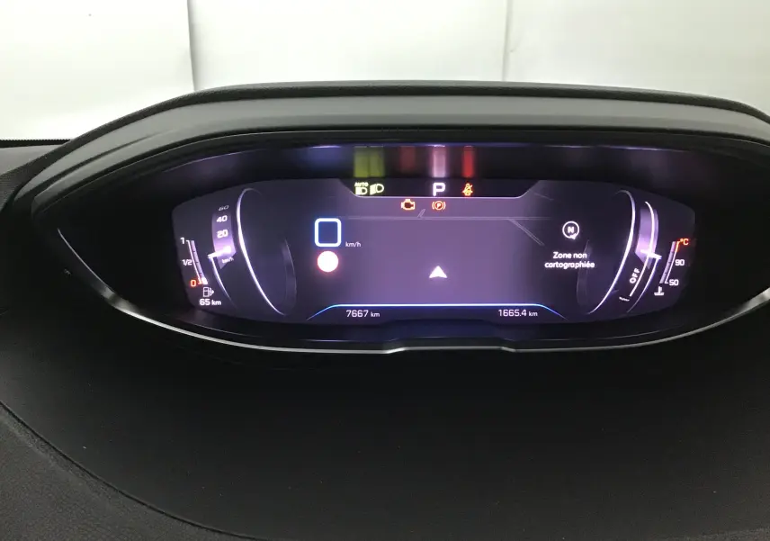 Tableau de bord numérique du Peugeot 5008 blanc nacré 2024, affichant la vitesse à 0 km/h et divers voyants allumés.