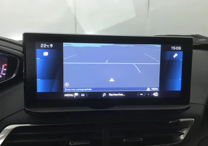 Écran central du tableau de bord du Peugeot 5008 2024 montrant le système de navigation avec carte non cartographiée.