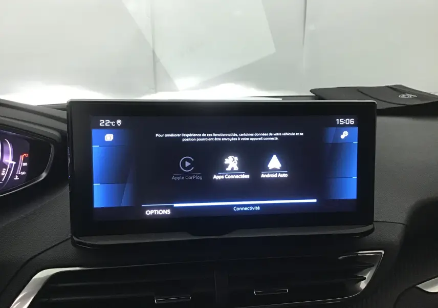 Écran tactile central du tableau de bord du Peugeot 5008 blanc nacré 2024 affichant Apple CarPlay et Android Auto.