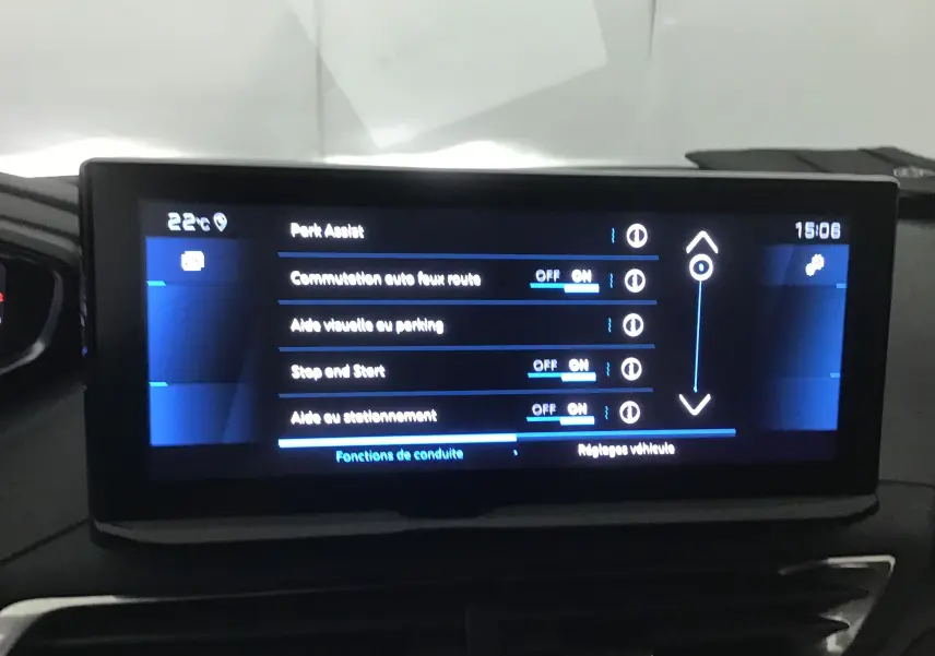 Écran tactile central du Peugeot 5008 blanc nacré 2024 affichant les options d'aide à la conduite en intérieur.