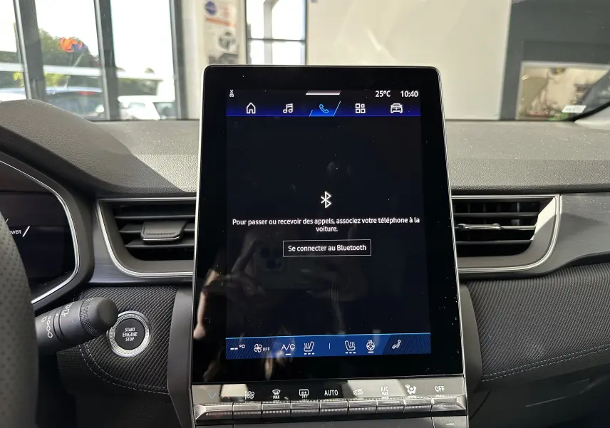 Écran tactile central de la Renault SYMBIOZ Esprit Alpine 2025, affichant la connexion Bluetooth, intérieur moderne gris Cassiopée.
