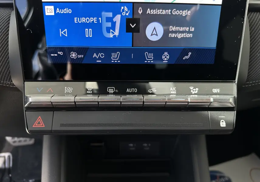 Vue rapprochée de la console centrale du Renault Symbioz Esprit Alpine gris Cassiopée, affichant l'écran tactile et les commandes climatiques.