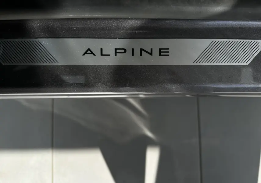 Plaque de seuil de porte avec inscription Alpine sur Renault Symbioz Esprit Alpine gris Cassiopée, détail intérieur.