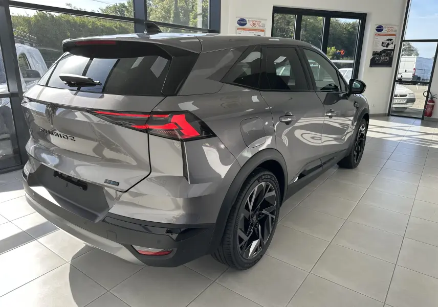 Vue 3/4 arrière droite du Renault SYMBIOZ Esprit Alpine gris Cassiopée, avec feux LED et jantes noires distinctives.