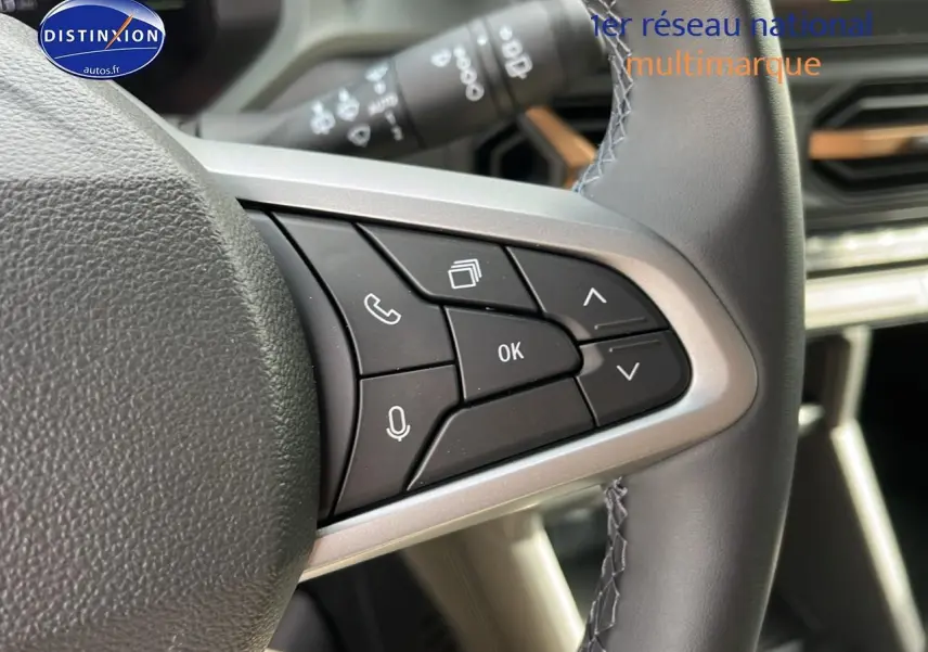 Gros plan sur les commandes multifonctions du volant côté droit du Dacia Duster 2025 finition Extreme 4x4.