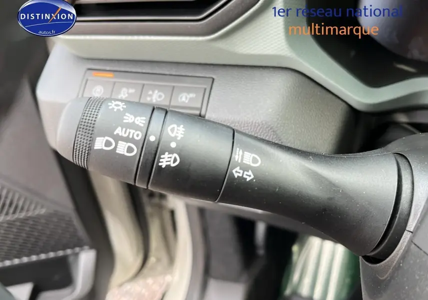 Gros plan sur la commande des feux et clignotants dans l'habitacle du Dacia Duster Sandstone 2025.