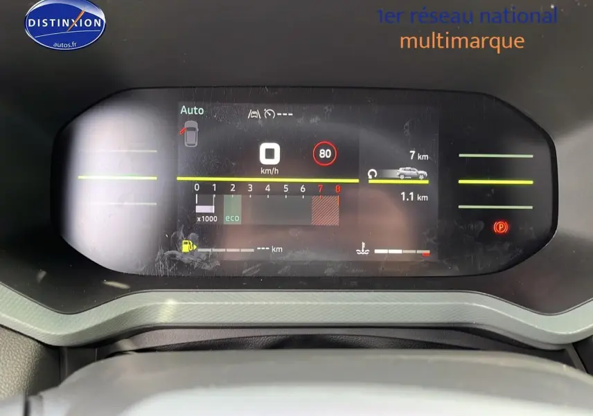 Tableau de bord numérique du Dacia Duster 2025 affichant vitesse, régime moteur et alertes, vue frontale rapprochée.