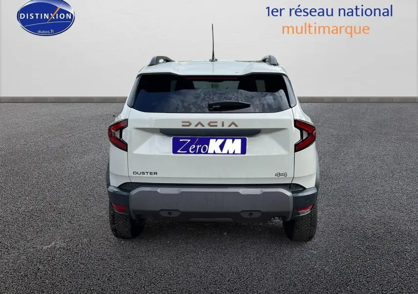 Vue arrière du Dacia Duster 2025 couleur Sandstone avec logo et badge 4x4 visibles sur fond neutre.