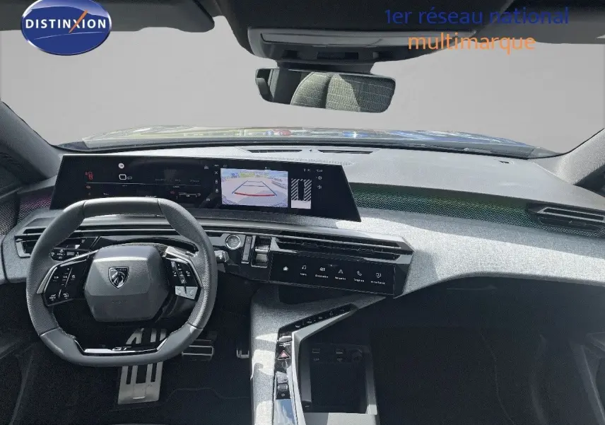 Intérieur du Peugeot 5008 Hybrid 136ch GT 2025, vue avant du tableau de bord et volant noir avec écran tactile central.