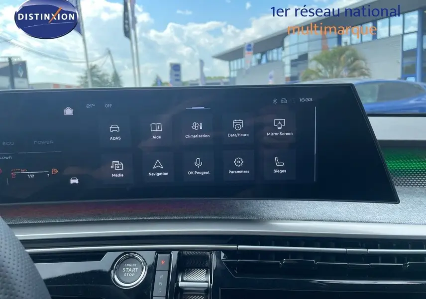 Écran tactile central du Peugeot 5008 Hybrid 2025 affichant les options de navigation et climatisation, intérieur moderne noir.