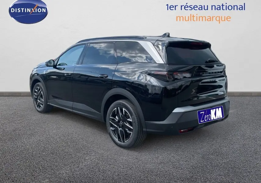 Peugeot 5008 HYBRID 136CH GT noir perle métal vu en 3/4 arrière droit sur fond neutre avec jantes noires.