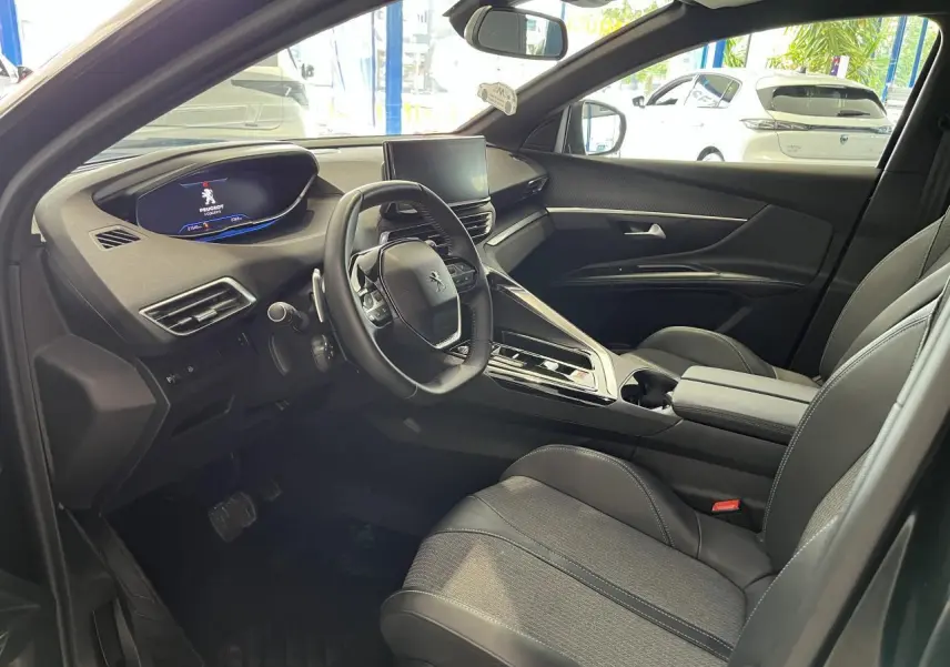 Intérieur avant droit du Peugeot 5008 2024 noir métallisé, volant compact, écran tactile et sellerie TEP & tissu Colyn.