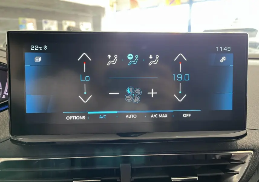 Écran tactile central du système de climatisation bi-zone dans un Peugeot 5008 noir métallisé 2024.