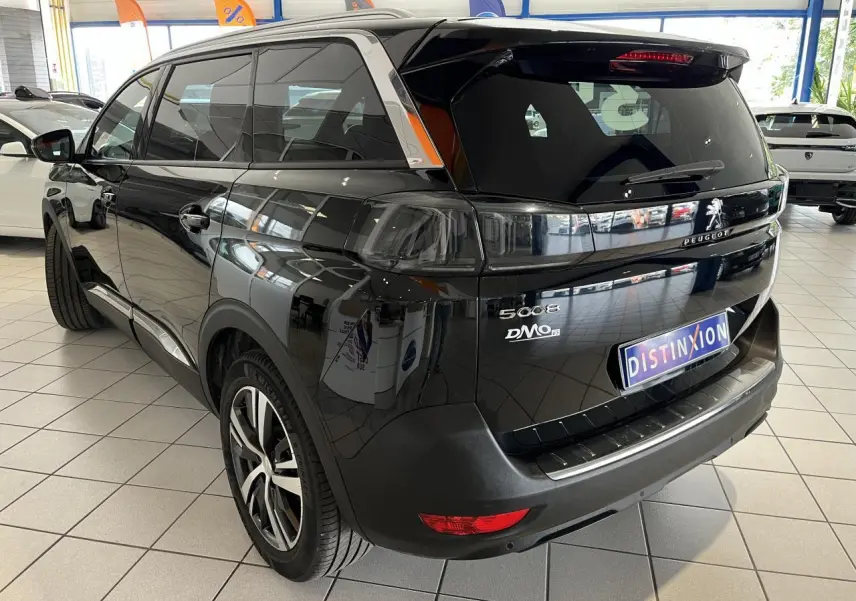 Peugeot 5008 noir métallisé vue 3/4 arrière droit, feux arrière LED 3D et jantes alliage bi-ton visibles