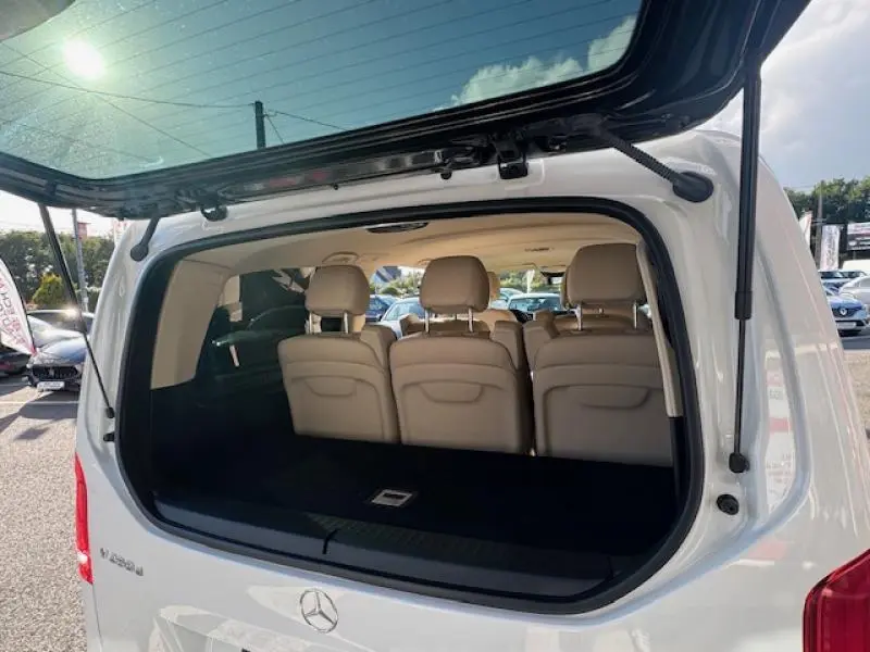 Vue arrière du Mercedes Classe V 250 d Long Avantgarde blanc, hayon ouvert dévoilant les sièges beige en rang 3.