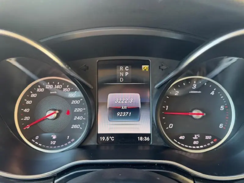 Tableau de bord de Mercedes Classe V 250 d 2019 montrant compteurs vitesse et régime, affichage digital central.