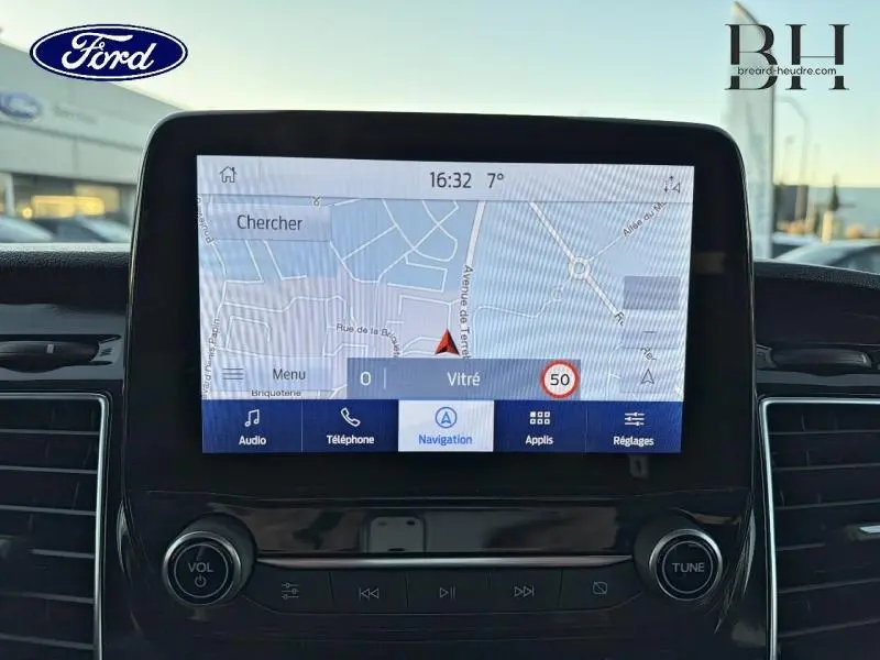 Écran tactile du système de navigation du Ford Transit Custom Fourgon noir, vue centrée sur la console centrale.